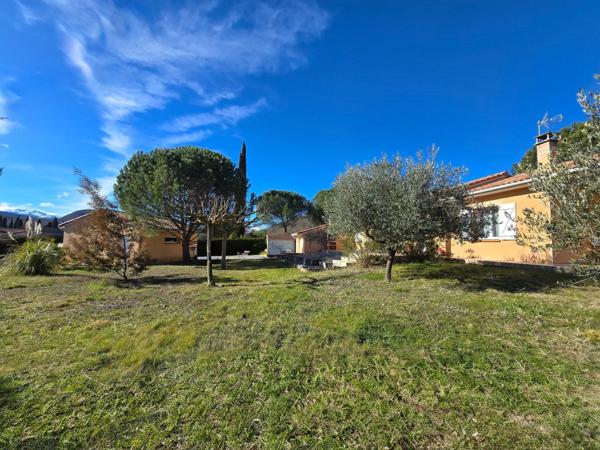 Maison de plain-pied, 2 garages, quartier calme