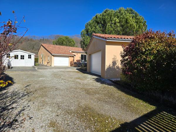 Maison de plain-pied, 2 garages, quartier calme