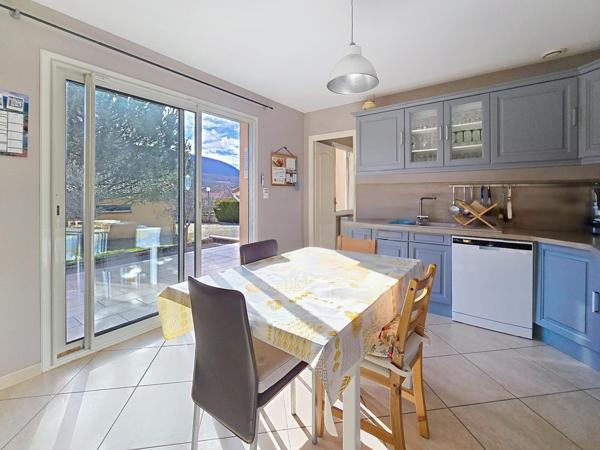 Maison de plain-pied, 2 garages, quartier calme