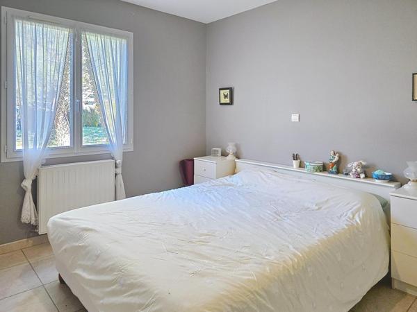 Maison de plain-pied, 2 garages, quartier calme