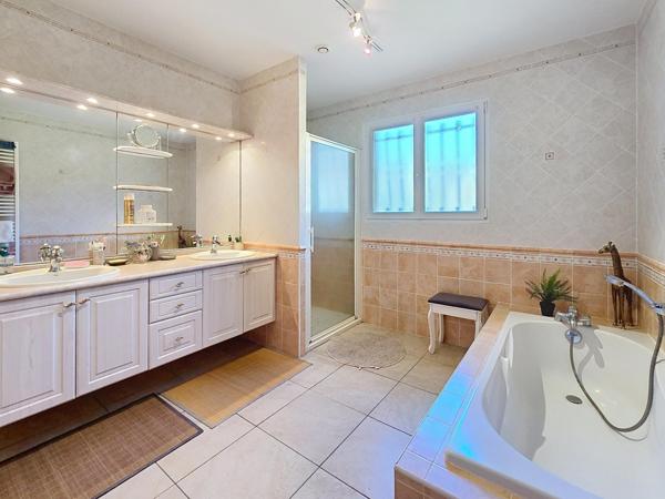 Maison de plain-pied, 2 garages, quartier calme