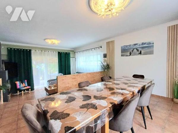 Située au calme d'une impasse, cette maison idéalement placée offre un cadre de vie privilégié ...