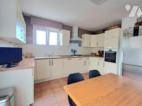 Située au calme d'une impasse, cette maison idéalement placée offre un cadre de vie privilégié ...