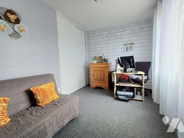 Située au calme d'une impasse, cette maison idéalement placée offre un cadre de vie privilégié ...