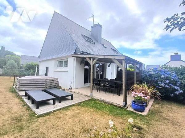 Située au calme d'une impasse, cette maison idéalement placée offre un cadre de vie privilégié ...