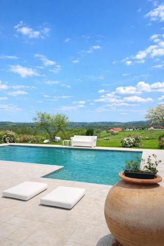 Larressore (64480) CAMBO LES BAINS - MAISON RENOVEE PISCINE VUE MONTAGNES