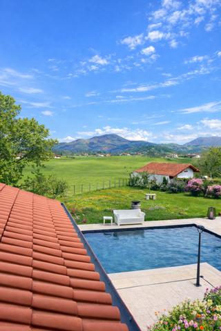 Larressore (64480) CAMBO LES BAINS - MAISON RENOVEE PISCINE VUE MONTAGNES