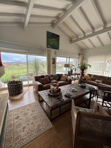 Larressore (64480) CAMBO LES BAINS - MAISON RENOVEE PISCINE VUE MONTAGNES