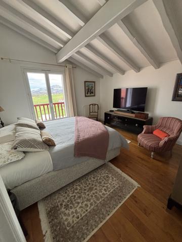 Larressore (64480) CAMBO LES BAINS - MAISON RENOVEE PISCINE VUE MONTAGNES