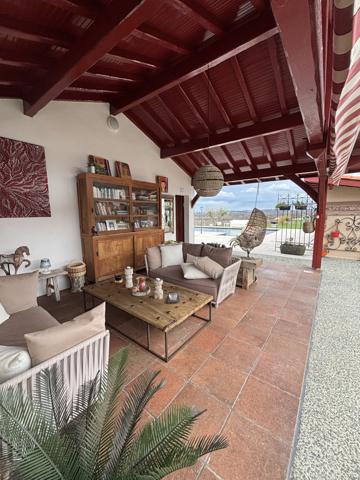 Larressore (64480) CAMBO LES BAINS - MAISON RENOVEE PISCINE VUE MONTAGNES