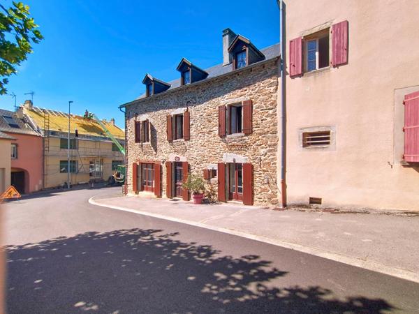 Maison de village en pierres apparentes