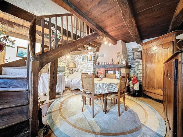 Maison de village en pierres apparentes