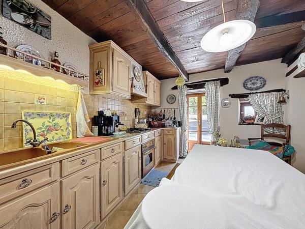 Maison de village en pierres apparentes