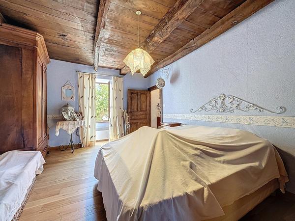 Maison de village en pierres apparentes