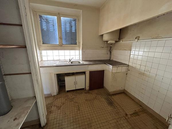 A VENDRE MAISON DIVISEE EN 3 APPARTEMENTS + TERRASSES + GARAGE + JARDIN