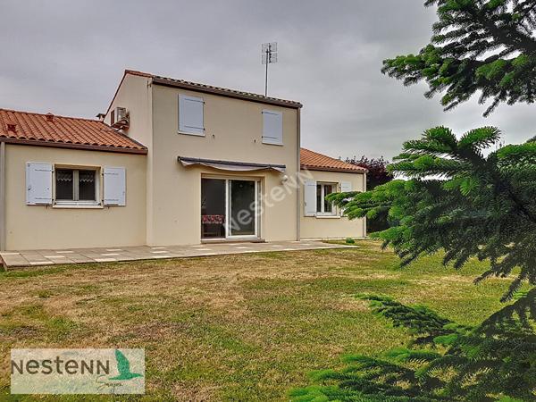 A vendre maison à deux pas du centre de Saujon,110 m², 3 chambres,2 garages, terrain de 815m²