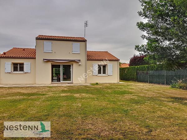 A vendre maison à deux pas du centre de Saujon,110 m², 3 chambres,2 garages, terrain de 815m²