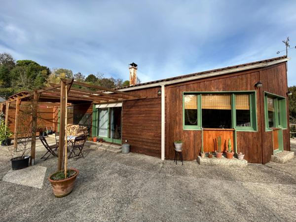 TRÈS AGRÉABLE PLAIN-PIED LUMINEUX, GRAND SÉJOUR, 2 CHAMBRES, TERRASSE 190 M² SUD & EST, SUR 2677 m² EN BORDURE DE SÈVRE.