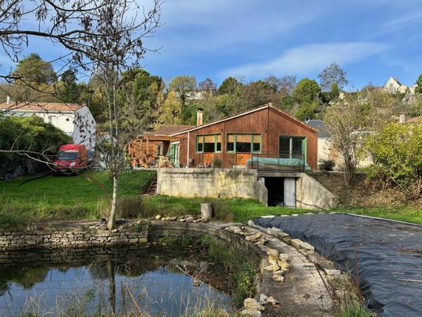 TRÈS AGRÉABLE PLAIN-PIED LUMINEUX, GRAND SÉJOUR, 2 CHAMBRES, TERRASSE 190 M² SUD & EST, SUR 2677 m² EN BORDURE DE SÈVRE.