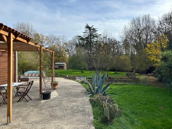 TRÈS AGRÉABLE PLAIN-PIED LUMINEUX, GRAND SÉJOUR, 2 CHAMBRES, TERRASSE 190 M² SUD & EST, SUR 2677 m² EN BORDURE DE SÈVRE.