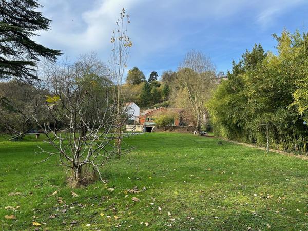 TRÈS AGRÉABLE PLAIN-PIED LUMINEUX, GRAND SÉJOUR, 2 CHAMBRES, TERRASSE 190 M² SUD & EST, SUR 2677 m² EN BORDURE DE SÈVRE.