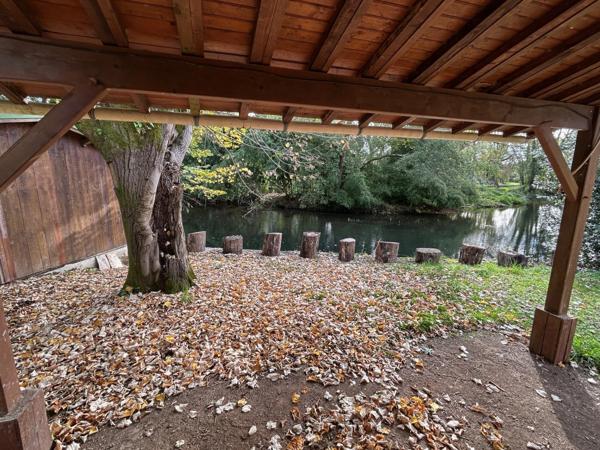 TRÈS AGRÉABLE PLAIN-PIED LUMINEUX, GRAND SÉJOUR, 2 CHAMBRES, TERRASSE 190 M² SUD & EST, SUR 2677 m² EN BORDURE DE SÈVRE.