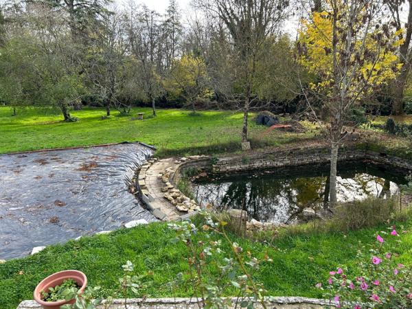 TRÈS AGRÉABLE PLAIN-PIED LUMINEUX, GRAND SÉJOUR, 2 CHAMBRES, TERRASSE 190 M² SUD & EST, SUR 2677 m² EN BORDURE DE SÈVRE.
