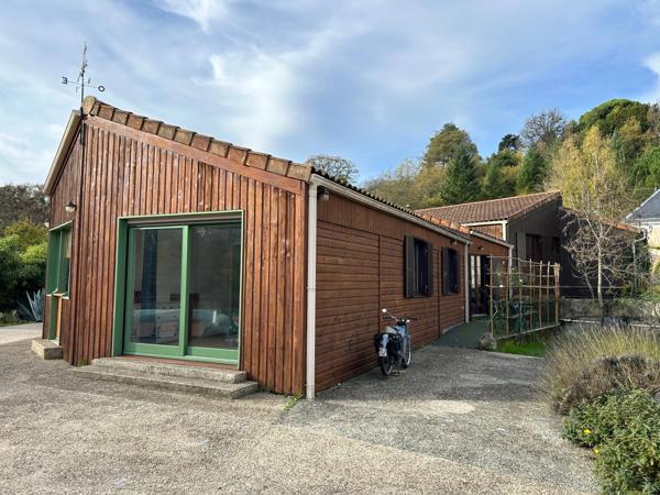 TRÈS AGRÉABLE PLAIN-PIED LUMINEUX, GRAND SÉJOUR, 2 CHAMBRES, TERRASSE 190 M² SUD & EST, SUR 2677 m² EN BORDURE DE SÈVRE.