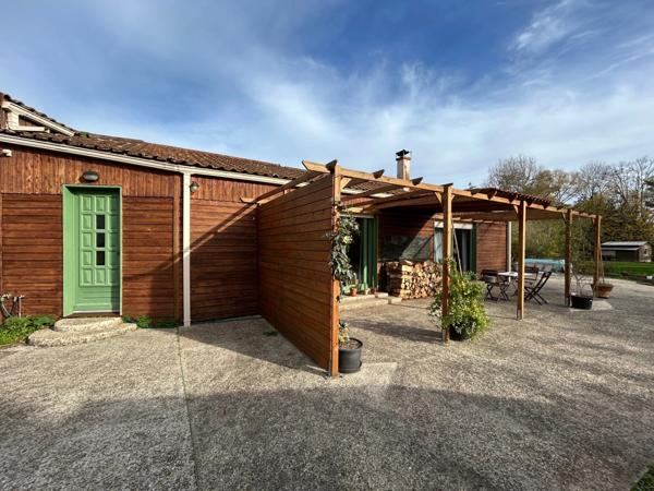 TRÈS AGRÉABLE PLAIN-PIED LUMINEUX, GRAND SÉJOUR, 2 CHAMBRES, TERRASSE 190 M² SUD & EST, SUR 2677 m² EN BORDURE DE SÈVRE.