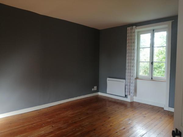 maison de maître entourée de verdure et forêt