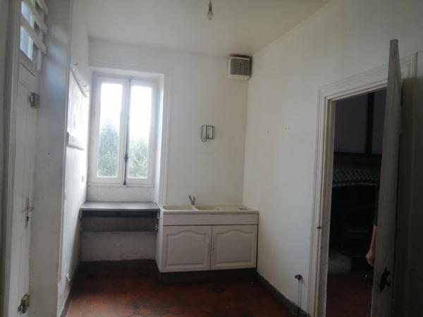 maison de maître entourée de verdure et forêt