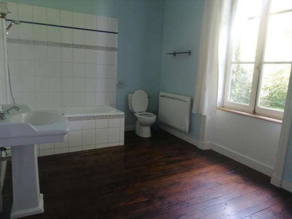 maison de maître entourée de verdure et forêt