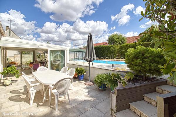 CRÉPY-EN-VALOIS – MAISON INDIVIDUELLE AVEC PISCINE COUVERTE

6 pièces • 118 m² • 3 chambres • Terrain de 550 m² • Véranda chauffée • Aucun travaux

Située à Crépy-en-Valois, dans un environnement calme, verdoyant et recherché, venez découvrir cette agréable maison familiale de 118 m², parfaitement entretenue et sans aucun travaux à prévoir.

Dès l’entrée, vous découvrirez une maison fonctionnelle et chaleureuse. Le rez-de-chaussée se compose d’une entrée avec placards, d’un beau séjour double offrant un espace convivial, équipé d’un poêle à granulés et d’une pompe à chaleur, ainsi que d’une cuisine aménagée et entièrement équipée.

La maison bénéficie également d’une très belle véranda chauffée, véritable pièce de vie supplémentaire. Lumineuse et agréable en toute saison, elle constitue un espace idéal pour partager des moments en famille, recevoir vos proches ou simplement profiter de la vue sur le jardin.

Un véritable atout pour le quotidien : la maison permet une vie de plain-pied grâce à la présence, au rez-de-chaussée, d’une chambre, d’une salle d’eau et de WC indépendants.

À l’étage, l’espace nuit se poursuit avec deux chambres supplémentaires, un dressing et une seconde salle d’eau avec WC.

À l’extérieur, vous profiterez d’un terrain de plus de 500 m², soigneusement aménagé pour profiter pleinement des beaux jours. La maison dispose également d’une piscine couverte, véritable atout pour prolonger les moments de détente au fil des saisons.

Un garage attenant, deux places de stationnement, un abri bois et un abri de jardin viennent compléter les prestations.

La maison bénéficie enfin d’un emplacement pratique, à proximité des commerces, écoles et transports, avec un accès facilité à la N2.

Les points forts

118 m² habitables • 3 chambres • Vie de plain-pied • Très belle véranda chauffée • Piscine couverte • Terrain +500 m² • Pompe à chaleur • Poêle à granulés • 2 salles d’eau • Garage • Stationnements • Aucun travaux à prévoir

Une maison familiale clé en main aux prestations particulièrement complètes, réunissant confort, espace et convivialité. Il ne vous reste plus qu’à poser vos valises et profiter ! Une visite s’impose.