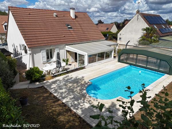 CRÉPY-EN-VALOIS – MAISON INDIVIDUELLE AVEC PISCINE COUVERTE

6 pièces • 118 m² • 3 chambres • Terrain de 550 m² • Véranda chauffée • Aucun travaux

Située à Crépy-en-Valois, dans un environnement calme, verdoyant et recherché, venez découvrir cette agréable maison familiale de 118 m², parfaitement entretenue et sans aucun travaux à prévoir.

Dès l’entrée, vous découvrirez une maison fonctionnelle et chaleureuse. Le rez-de-chaussée se compose d’une entrée avec placards, d’un beau séjour double offrant un espace convivial, équipé d’un poêle à granulés et d’une pompe à chaleur, ainsi que d’une cuisine aménagée et entièrement équipée.

La maison bénéficie également d’une très belle véranda chauffée, véritable pièce de vie supplémentaire. Lumineuse et agréable en toute saison, elle constitue un espace idéal pour partager des moments en famille, recevoir vos proches ou simplement profiter de la vue sur le jardin.

Un véritable atout pour le quotidien : la maison permet une vie de plain-pied grâce à la présence, au rez-de-chaussée, d’une chambre, d’une salle d’eau et de WC indépendants.

À l’étage, l’espace nuit se poursuit avec deux chambres supplémentaires, un dressing et une seconde salle d’eau avec WC.

À l’extérieur, vous profiterez d’un terrain de plus de 500 m², soigneusement aménagé pour profiter pleinement des beaux jours. La maison dispose également d’une piscine couverte, véritable atout pour prolonger les moments de détente au fil des saisons.

Un garage attenant, deux places de stationnement, un abri bois et un abri de jardin viennent compléter les prestations.

La maison bénéficie enfin d’un emplacement pratique, à proximité des commerces, écoles et transports, avec un accès facilité à la N2.

Les points forts

118 m² habitables • 3 chambres • Vie de plain-pied • Très belle véranda chauffée • Piscine couverte • Terrain +500 m² • Pompe à chaleur • Poêle à granulés • 2 salles d’eau • Garage • Stationnements • Aucun travaux à prévoir

Une maison familiale clé en main aux prestations particulièrement complètes, réunissant confort, espace et convivialité. Il ne vous reste plus qu’à poser vos valises et profiter ! Une visite s’impose.