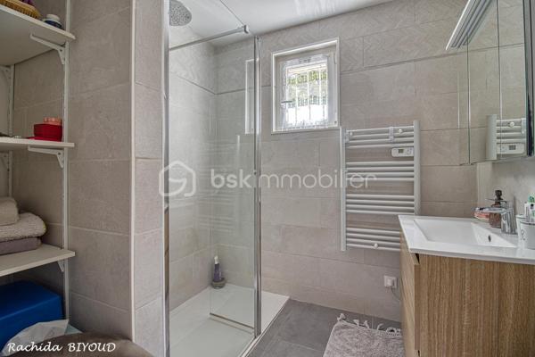 CRÉPY-EN-VALOIS – MAISON INDIVIDUELLE AVEC PISCINE COUVERTE

6 pièces • 118 m² • 3 chambres • Terrain de 550 m² • Véranda chauffée • Aucun travaux

Située à Crépy-en-Valois, dans un environnement calme, verdoyant et recherché, venez découvrir cette agréable maison familiale de 118 m², parfaitement entretenue et sans aucun travaux à prévoir.

Dès l’entrée, vous découvrirez une maison fonctionnelle et chaleureuse. Le rez-de-chaussée se compose d’une entrée avec placards, d’un beau séjour double offrant un espace convivial, équipé d’un poêle à granulés et d’une pompe à chaleur, ainsi que d’une cuisine aménagée et entièrement équipée.

La maison bénéficie également d’une très belle véranda chauffée, véritable pièce de vie supplémentaire. Lumineuse et agréable en toute saison, elle constitue un espace idéal pour partager des moments en famille, recevoir vos proches ou simplement profiter de la vue sur le jardin.

Un véritable atout pour le quotidien : la maison permet une vie de plain-pied grâce à la présence, au rez-de-chaussée, d’une chambre, d’une salle d’eau et de WC indépendants.

À l’étage, l’espace nuit se poursuit avec deux chambres supplémentaires, un dressing et une seconde salle d’eau avec WC.

À l’extérieur, vous profiterez d’un terrain de plus de 500 m², soigneusement aménagé pour profiter pleinement des beaux jours. La maison dispose également d’une piscine couverte, véritable atout pour prolonger les moments de détente au fil des saisons.

Un garage attenant, deux places de stationnement, un abri bois et un abri de jardin viennent compléter les prestations.

La maison bénéficie enfin d’un emplacement pratique, à proximité des commerces, écoles et transports, avec un accès facilité à la N2.

Les points forts

118 m² habitables • 3 chambres • Vie de plain-pied • Très belle véranda chauffée • Piscine couverte • Terrain +500 m² • Pompe à chaleur • Poêle à granulés • 2 salles d’eau • Garage • Stationnements • Aucun travaux à prévoir

Une maison familiale clé en main aux prestations particulièrement complètes, réunissant confort, espace et convivialité. Il ne vous reste plus qu’à poser vos valises et profiter ! Une visite s’impose.