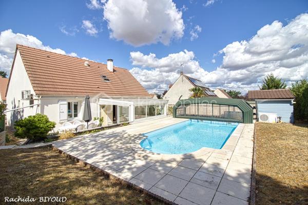CRÉPY-EN-VALOIS – MAISON INDIVIDUELLE AVEC PISCINE COUVERTE

6 pièces • 118 m² • 3 chambres • Terrain de 550 m² • Véranda chauffée • Aucun travaux

Située à Crépy-en-Valois, dans un environnement calme, verdoyant et recherché, venez découvrir cette agréable maison familiale de 118 m², parfaitement entretenue et sans aucun travaux à prévoir.

Dès l’entrée, vous découvrirez une maison fonctionnelle et chaleureuse. Le rez-de-chaussée se compose d’une entrée avec placards, d’un beau séjour double offrant un espace convivial, équipé d’un poêle à granulés et d’une pompe à chaleur, ainsi que d’une cuisine aménagée et entièrement équipée.

La maison bénéficie également d’une très belle véranda chauffée, véritable pièce de vie supplémentaire. Lumineuse et agréable en toute saison, elle constitue un espace idéal pour partager des moments en famille, recevoir vos proches ou simplement profiter de la vue sur le jardin.

Un véritable atout pour le quotidien : la maison permet une vie de plain-pied grâce à la présence, au rez-de-chaussée, d’une chambre, d’une salle d’eau et de WC indépendants.

À l’étage, l’espace nuit se poursuit avec deux chambres supplémentaires, un dressing et une seconde salle d’eau avec WC.

À l’extérieur, vous profiterez d’un terrain de plus de 500 m², soigneusement aménagé pour profiter pleinement des beaux jours. La maison dispose également d’une piscine couverte, véritable atout pour prolonger les moments de détente au fil des saisons.

Un garage attenant, deux places de stationnement, un abri bois et un abri de jardin viennent compléter les prestations.

La maison bénéficie enfin d’un emplacement pratique, à proximité des commerces, écoles et transports, avec un accès facilité à la N2.

Les points forts

118 m² habitables • 3 chambres • Vie de plain-pied • Très belle véranda chauffée • Piscine couverte • Terrain +500 m² • Pompe à chaleur • Poêle à granulés • 2 salles d’eau • Garage • Stationnements • Aucun travaux à prévoir

Une maison familiale clé en main aux prestations particulièrement complètes, réunissant confort, espace et convivialité. Il ne vous reste plus qu’à poser vos valises et profiter ! Une visite s’impose.