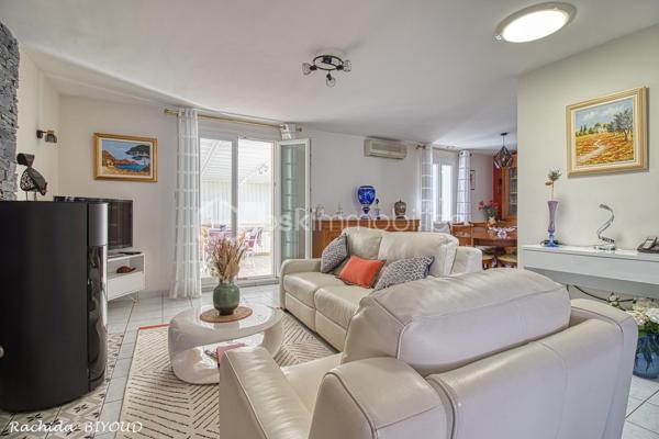 CRÉPY-EN-VALOIS – MAISON INDIVIDUELLE AVEC PISCINE COUVERTE

6 pièces • 118 m² • 3 chambres • Terrain de 550 m² • Véranda chauffée • Aucun travaux

Située à Crépy-en-Valois, dans un environnement calme, verdoyant et recherché, venez découvrir cette agréable maison familiale de 118 m², parfaitement entretenue et sans aucun travaux à prévoir.

Dès l’entrée, vous découvrirez une maison fonctionnelle et chaleureuse. Le rez-de-chaussée se compose d’une entrée avec placards, d’un beau séjour double offrant un espace convivial, équipé d’un poêle à granulés et d’une pompe à chaleur, ainsi que d’une cuisine aménagée et entièrement équipée.

La maison bénéficie également d’une très belle véranda chauffée, véritable pièce de vie supplémentaire. Lumineuse et agréable en toute saison, elle constitue un espace idéal pour partager des moments en famille, recevoir vos proches ou simplement profiter de la vue sur le jardin.

Un véritable atout pour le quotidien : la maison permet une vie de plain-pied grâce à la présence, au rez-de-chaussée, d’une chambre, d’une salle d’eau et de WC indépendants.

À l’étage, l’espace nuit se poursuit avec deux chambres supplémentaires, un dressing et une seconde salle d’eau avec WC.

À l’extérieur, vous profiterez d’un terrain de plus de 500 m², soigneusement aménagé pour profiter pleinement des beaux jours. La maison dispose également d’une piscine couverte, véritable atout pour prolonger les moments de détente au fil des saisons.

Un garage attenant, deux places de stationnement, un abri bois et un abri de jardin viennent compléter les prestations.

La maison bénéficie enfin d’un emplacement pratique, à proximité des commerces, écoles et transports, avec un accès facilité à la N2.

Les points forts

118 m² habitables • 3 chambres • Vie de plain-pied • Très belle véranda chauffée • Piscine couverte • Terrain +500 m² • Pompe à chaleur • Poêle à granulés • 2 salles d’eau • Garage • Stationnements • Aucun travaux à prévoir

Une maison familiale clé en main aux prestations particulièrement complètes, réunissant confort, espace et convivialité. Il ne vous reste plus qu’à poser vos valises et profiter ! Une visite s’impose.