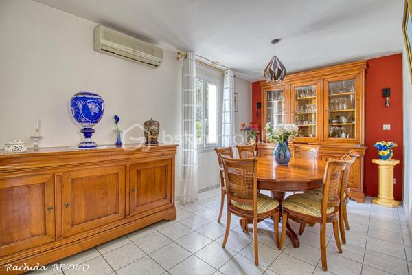 CRÉPY-EN-VALOIS – MAISON INDIVIDUELLE AVEC PISCINE COUVERTE

6 pièces • 118 m² • 3 chambres • Terrain de 550 m² • Véranda chauffée • Aucun travaux

Située à Crépy-en-Valois, dans un environnement calme, verdoyant et recherché, venez découvrir cette agréable maison familiale de 118 m², parfaitement entretenue et sans aucun travaux à prévoir.

Dès l’entrée, vous découvrirez une maison fonctionnelle et chaleureuse. Le rez-de-chaussée se compose d’une entrée avec placards, d’un beau séjour double offrant un espace convivial, équipé d’un poêle à granulés et d’une pompe à chaleur, ainsi que d’une cuisine aménagée et entièrement équipée.

La maison bénéficie également d’une très belle véranda chauffée, véritable pièce de vie supplémentaire. Lumineuse et agréable en toute saison, elle constitue un espace idéal pour partager des moments en famille, recevoir vos proches ou simplement profiter de la vue sur le jardin.

Un véritable atout pour le quotidien : la maison permet une vie de plain-pied grâce à la présence, au rez-de-chaussée, d’une chambre, d’une salle d’eau et de WC indépendants.

À l’étage, l’espace nuit se poursuit avec deux chambres supplémentaires, un dressing et une seconde salle d’eau avec WC.

À l’extérieur, vous profiterez d’un terrain de plus de 500 m², soigneusement aménagé pour profiter pleinement des beaux jours. La maison dispose également d’une piscine couverte, véritable atout pour prolonger les moments de détente au fil des saisons.

Un garage attenant, deux places de stationnement, un abri bois et un abri de jardin viennent compléter les prestations.

La maison bénéficie enfin d’un emplacement pratique, à proximité des commerces, écoles et transports, avec un accès facilité à la N2.

Les points forts

118 m² habitables • 3 chambres • Vie de plain-pied • Très belle véranda chauffée • Piscine couverte • Terrain +500 m² • Pompe à chaleur • Poêle à granulés • 2 salles d’eau • Garage • Stationnements • Aucun travaux à prévoir

Une maison familiale clé en main aux prestations particulièrement complètes, réunissant confort, espace et convivialité. Il ne vous reste plus qu’à poser vos valises et profiter ! Une visite s’impose.