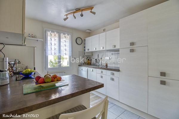 CRÉPY-EN-VALOIS – MAISON INDIVIDUELLE AVEC PISCINE COUVERTE

6 pièces • 118 m² • 3 chambres • Terrain de 550 m² • Véranda chauffée • Aucun travaux

Située à Crépy-en-Valois, dans un environnement calme, verdoyant et recherché, venez découvrir cette agréable maison familiale de 118 m², parfaitement entretenue et sans aucun travaux à prévoir.

Dès l’entrée, vous découvrirez une maison fonctionnelle et chaleureuse. Le rez-de-chaussée se compose d’une entrée avec placards, d’un beau séjour double offrant un espace convivial, équipé d’un poêle à granulés et d’une pompe à chaleur, ainsi que d’une cuisine aménagée et entièrement équipée.

La maison bénéficie également d’une très belle véranda chauffée, véritable pièce de vie supplémentaire. Lumineuse et agréable en toute saison, elle constitue un espace idéal pour partager des moments en famille, recevoir vos proches ou simplement profiter de la vue sur le jardin.

Un véritable atout pour le quotidien : la maison permet une vie de plain-pied grâce à la présence, au rez-de-chaussée, d’une chambre, d’une salle d’eau et de WC indépendants.

À l’étage, l’espace nuit se poursuit avec deux chambres supplémentaires, un dressing et une seconde salle d’eau avec WC.

À l’extérieur, vous profiterez d’un terrain de plus de 500 m², soigneusement aménagé pour profiter pleinement des beaux jours. La maison dispose également d’une piscine couverte, véritable atout pour prolonger les moments de détente au fil des saisons.

Un garage attenant, deux places de stationnement, un abri bois et un abri de jardin viennent compléter les prestations.

La maison bénéficie enfin d’un emplacement pratique, à proximité des commerces, écoles et transports, avec un accès facilité à la N2.

Les points forts

118 m² habitables • 3 chambres • Vie de plain-pied • Très belle véranda chauffée • Piscine couverte • Terrain +500 m² • Pompe à chaleur • Poêle à granulés • 2 salles d’eau • Garage • Stationnements • Aucun travaux à prévoir

Une maison familiale clé en main aux prestations particulièrement complètes, réunissant confort, espace et convivialité. Il ne vous reste plus qu’à poser vos valises et profiter ! Une visite s’impose.