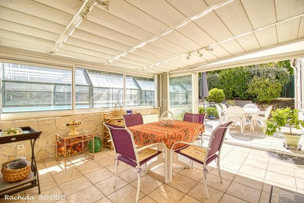 CRÉPY-EN-VALOIS – MAISON INDIVIDUELLE AVEC PISCINE COUVERTE

6 pièces • 118 m² • 3 chambres • Terrain de 550 m² • Véranda chauffée • Aucun travaux

Située à Crépy-en-Valois, dans un environnement calme, verdoyant et recherché, venez découvrir cette agréable maison familiale de 118 m², parfaitement entretenue et sans aucun travaux à prévoir.

Dès l’entrée, vous découvrirez une maison fonctionnelle et chaleureuse. Le rez-de-chaussée se compose d’une entrée avec placards, d’un beau séjour double offrant un espace convivial, équipé d’un poêle à granulés et d’une pompe à chaleur, ainsi que d’une cuisine aménagée et entièrement équipée.

La maison bénéficie également d’une très belle véranda chauffée, véritable pièce de vie supplémentaire. Lumineuse et agréable en toute saison, elle constitue un espace idéal pour partager des moments en famille, recevoir vos proches ou simplement profiter de la vue sur le jardin.

Un véritable atout pour le quotidien : la maison permet une vie de plain-pied grâce à la présence, au rez-de-chaussée, d’une chambre, d’une salle d’eau et de WC indépendants.

À l’étage, l’espace nuit se poursuit avec deux chambres supplémentaires, un dressing et une seconde salle d’eau avec WC.

À l’extérieur, vous profiterez d’un terrain de plus de 500 m², soigneusement aménagé pour profiter pleinement des beaux jours. La maison dispose également d’une piscine couverte, véritable atout pour prolonger les moments de détente au fil des saisons.

Un garage attenant, deux places de stationnement, un abri bois et un abri de jardin viennent compléter les prestations.

La maison bénéficie enfin d’un emplacement pratique, à proximité des commerces, écoles et transports, avec un accès facilité à la N2.

Les points forts

118 m² habitables • 3 chambres • Vie de plain-pied • Très belle véranda chauffée • Piscine couverte • Terrain +500 m² • Pompe à chaleur • Poêle à granulés • 2 salles d’eau • Garage • Stationnements • Aucun travaux à prévoir

Une maison familiale clé en main aux prestations particulièrement complètes, réunissant confort, espace et convivialité. Il ne vous reste plus qu’à poser vos valises et profiter ! Une visite s’impose.