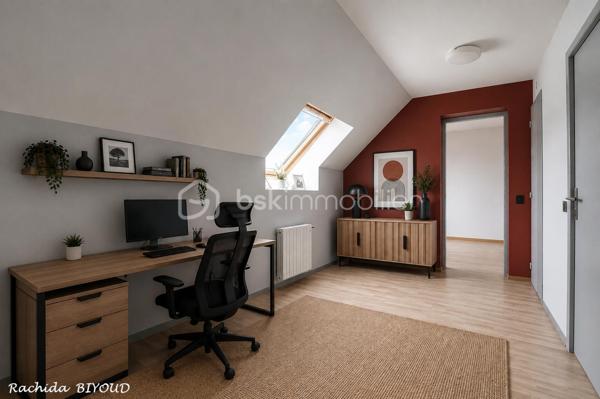 CRÉPY-EN-VALOIS – MAISON INDIVIDUELLE AVEC PISCINE COUVERTE

6 pièces • 118 m² • 3 chambres • Terrain de 550 m² • Véranda chauffée • Aucun travaux

Située à Crépy-en-Valois, dans un environnement calme, verdoyant et recherché, venez découvrir cette agréable maison familiale de 118 m², parfaitement entretenue et sans aucun travaux à prévoir.

Dès l’entrée, vous découvrirez une maison fonctionnelle et chaleureuse. Le rez-de-chaussée se compose d’une entrée avec placards, d’un beau séjour double offrant un espace convivial, équipé d’un poêle à granulés et d’une pompe à chaleur, ainsi que d’une cuisine aménagée et entièrement équipée.

La maison bénéficie également d’une très belle véranda chauffée, véritable pièce de vie supplémentaire. Lumineuse et agréable en toute saison, elle constitue un espace idéal pour partager des moments en famille, recevoir vos proches ou simplement profiter de la vue sur le jardin.

Un véritable atout pour le quotidien : la maison permet une vie de plain-pied grâce à la présence, au rez-de-chaussée, d’une chambre, d’une salle d’eau et de WC indépendants.

À l’étage, l’espace nuit se poursuit avec deux chambres supplémentaires, un dressing et une seconde salle d’eau avec WC.

À l’extérieur, vous profiterez d’un terrain de plus de 500 m², soigneusement aménagé pour profiter pleinement des beaux jours. La maison dispose également d’une piscine couverte, véritable atout pour prolonger les moments de détente au fil des saisons.

Un garage attenant, deux places de stationnement, un abri bois et un abri de jardin viennent compléter les prestations.

La maison bénéficie enfin d’un emplacement pratique, à proximité des commerces, écoles et transports, avec un accès facilité à la N2.

Les points forts

118 m² habitables • 3 chambres • Vie de plain-pied • Très belle véranda chauffée • Piscine couverte • Terrain +500 m² • Pompe à chaleur • Poêle à granulés • 2 salles d’eau • Garage • Stationnements • Aucun travaux à prévoir

Une maison familiale clé en main aux prestations particulièrement complètes, réunissant confort, espace et convivialité. Il ne vous reste plus qu’à poser vos valises et profiter ! Une visite s’impose.