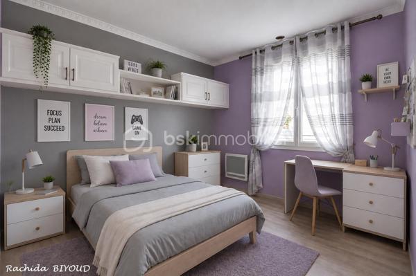 CRÉPY-EN-VALOIS – MAISON INDIVIDUELLE AVEC PISCINE COUVERTE

6 pièces • 118 m² • 3 chambres • Terrain de 550 m² • Véranda chauffée • Aucun travaux

Située à Crépy-en-Valois, dans un environnement calme, verdoyant et recherché, venez découvrir cette agréable maison familiale de 118 m², parfaitement entretenue et sans aucun travaux à prévoir.

Dès l’entrée, vous découvrirez une maison fonctionnelle et chaleureuse. Le rez-de-chaussée se compose d’une entrée avec placards, d’un beau séjour double offrant un espace convivial, équipé d’un poêle à granulés et d’une pompe à chaleur, ainsi que d’une cuisine aménagée et entièrement équipée.

La maison bénéficie également d’une très belle véranda chauffée, véritable pièce de vie supplémentaire. Lumineuse et agréable en toute saison, elle constitue un espace idéal pour partager des moments en famille, recevoir vos proches ou simplement profiter de la vue sur le jardin.

Un véritable atout pour le quotidien : la maison permet une vie de plain-pied grâce à la présence, au rez-de-chaussée, d’une chambre, d’une salle d’eau et de WC indépendants.

À l’étage, l’espace nuit se poursuit avec deux chambres supplémentaires, un dressing et une seconde salle d’eau avec WC.

À l’extérieur, vous profiterez d’un terrain de plus de 500 m², soigneusement aménagé pour profiter pleinement des beaux jours. La maison dispose également d’une piscine couverte, véritable atout pour prolonger les moments de détente au fil des saisons.

Un garage attenant, deux places de stationnement, un abri bois et un abri de jardin viennent compléter les prestations.

La maison bénéficie enfin d’un emplacement pratique, à proximité des commerces, écoles et transports, avec un accès facilité à la N2.

Les points forts

118 m² habitables • 3 chambres • Vie de plain-pied • Très belle véranda chauffée • Piscine couverte • Terrain +500 m² • Pompe à chaleur • Poêle à granulés • 2 salles d’eau • Garage • Stationnements • Aucun travaux à prévoir

Une maison familiale clé en main aux prestations particulièrement complètes, réunissant confort, espace et convivialité. Il ne vous reste plus qu’à poser vos valises et profiter ! Une visite s’impose.