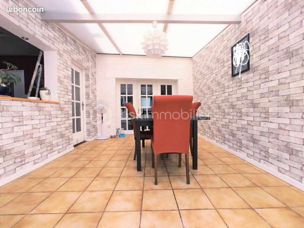 Vous recherchez une maison avec de beaux espaces et un grand terrain ? Découvrez cette maison d’environ 114 m² habitables, située à Aniche.

Elle offre :

🛋️ Un salon agréable et convivial
🌿 Une véranda idéale pour profiter de la lumière et de la vue sur le jardin
🍳 Une cuisine
🛏️ 3 chambres
🚗 Un garage
📦 Une cave offrant un espace de rangement supplémentaire
🌳 Un terrain de 945 m², parfait pour profiter des beaux jours, jardiner ou aménager un espace extérieur pour toute la famille.

💰 169 000 €

📞 Contactez-moi pour obtenir davantage d'informations et organiser une visite.

Une maison à découvrir sans tarder !