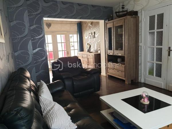Vous recherchez une maison avec de beaux espaces et un grand terrain ? Découvrez cette maison d’environ 114 m² habitables, située à Aniche.

Elle offre :

🛋️ Un salon agréable et convivial
🌿 Une véranda idéale pour profiter de la lumière et de la vue sur le jardin
🍳 Une cuisine
🛏️ 3 chambres
🚗 Un garage
📦 Une cave offrant un espace de rangement supplémentaire
🌳 Un terrain de 945 m², parfait pour profiter des beaux jours, jardiner ou aménager un espace extérieur pour toute la famille.

💰 169 000 €

📞 Contactez-moi pour obtenir davantage d'informations et organiser une visite.

Une maison à découvrir sans tarder !