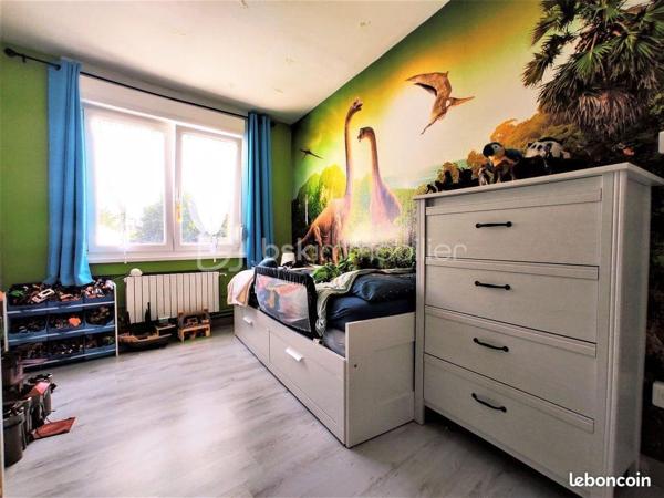 Vous recherchez une maison avec de beaux espaces et un grand terrain ? Découvrez cette maison d’environ 114 m² habitables, située à Aniche.

Elle offre :

🛋️ Un salon agréable et convivial
🌿 Une véranda idéale pour profiter de la lumière et de la vue sur le jardin
🍳 Une cuisine
🛏️ 3 chambres
🚗 Un garage
📦 Une cave offrant un espace de rangement supplémentaire
🌳 Un terrain de 945 m², parfait pour profiter des beaux jours, jardiner ou aménager un espace extérieur pour toute la famille.

💰 169 000 €

📞 Contactez-moi pour obtenir davantage d'informations et organiser une visite.

Une maison à découvrir sans tarder !