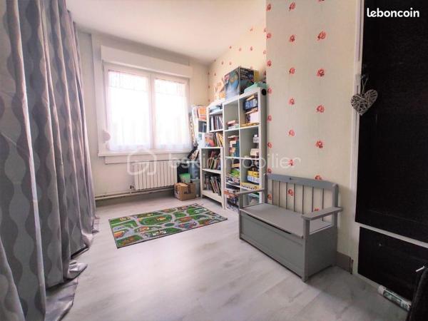 Vous recherchez une maison avec de beaux espaces et un grand terrain ? Découvrez cette maison d’environ 114 m² habitables, située à Aniche.

Elle offre :

🛋️ Un salon agréable et convivial
🌿 Une véranda idéale pour profiter de la lumière et de la vue sur le jardin
🍳 Une cuisine
🛏️ 3 chambres
🚗 Un garage
📦 Une cave offrant un espace de rangement supplémentaire
🌳 Un terrain de 945 m², parfait pour profiter des beaux jours, jardiner ou aménager un espace extérieur pour toute la famille.

💰 169 000 €

📞 Contactez-moi pour obtenir davantage d'informations et organiser une visite.

Une maison à découvrir sans tarder !