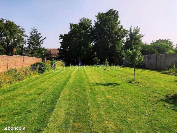 Vous recherchez une maison avec de beaux espaces et un grand terrain ? Découvrez cette maison d’environ 114 m² habitables, située à Aniche.

Elle offre :

🛋️ Un salon agréable et convivial
🌿 Une véranda idéale pour profiter de la lumière et de la vue sur le jardin
🍳 Une cuisine
🛏️ 3 chambres
🚗 Un garage
📦 Une cave offrant un espace de rangement supplémentaire
🌳 Un terrain de 945 m², parfait pour profiter des beaux jours, jardiner ou aménager un espace extérieur pour toute la famille.

💰 169 000 €

📞 Contactez-moi pour obtenir davantage d'informations et organiser une visite.

Une maison à découvrir sans tarder !