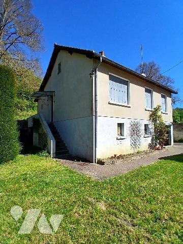 Pavillon au cadre agréable avec étang