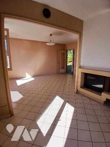 Pavillon au cadre agréable avec étang