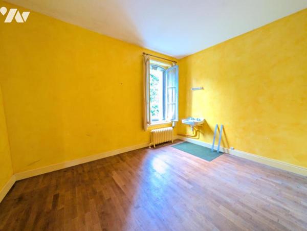 Maison de Maître à rénover d'env. 300m² - Terrain clos de 9538m² 